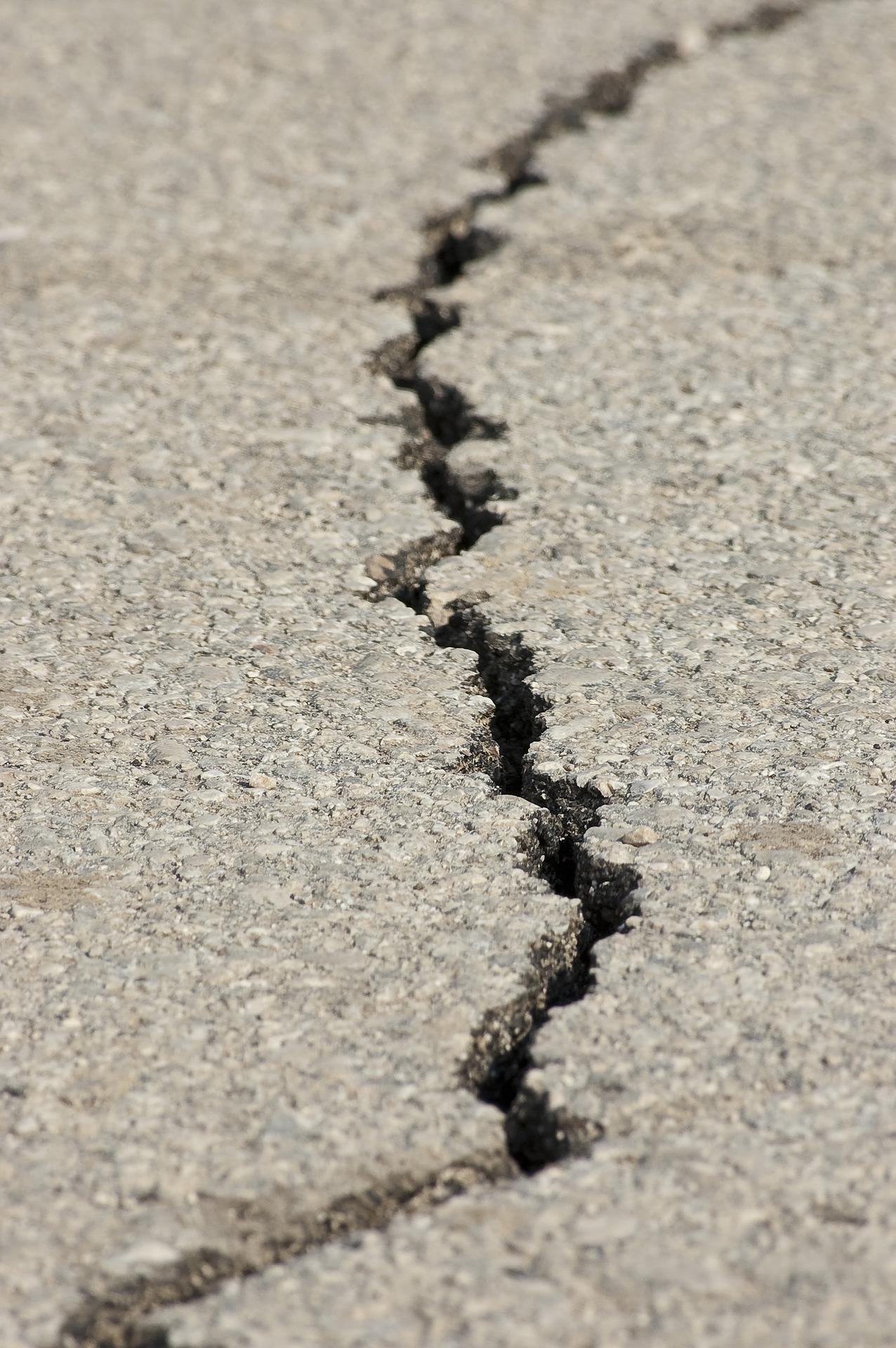 住宅耐震診断をお勧めする為の怖い地割れの画像