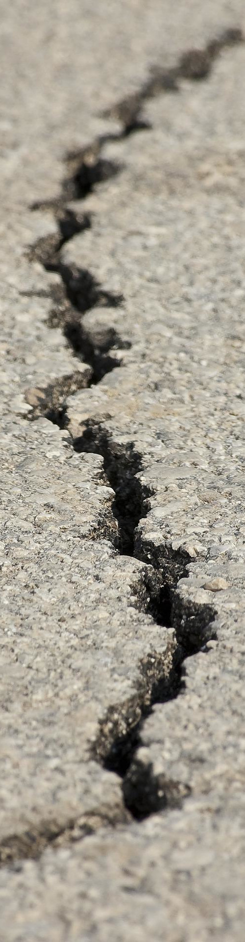 住宅耐震診断をお勧めする為の怖い地割れの縦型画像