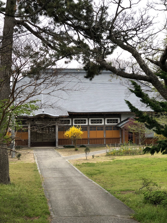 新潟県胎内市は荒井浜、そこにある妙法院「本堂の屋根葺き替え工事完成式典」での、式次第です。　リフォーム工事としてお寺の本堂屋根葺き替えを、昨年ご発注頂きました。