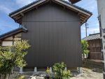 ご依頼頂いて居りました土蔵の修理、完成しました！　壁保護用の外壁も完成し、見事な出来映えです。