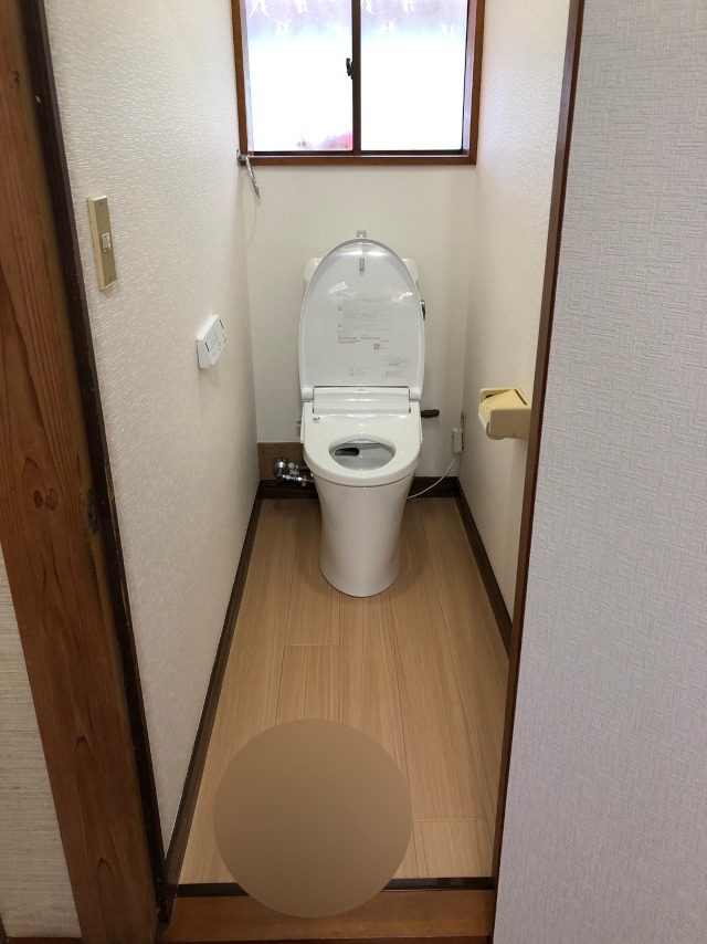 長年使って壊れてしまったウォシュレット・便器の更新と、トイレの壁紙・床シートのリニューアルと言った内容の、リフォームを行いました。　