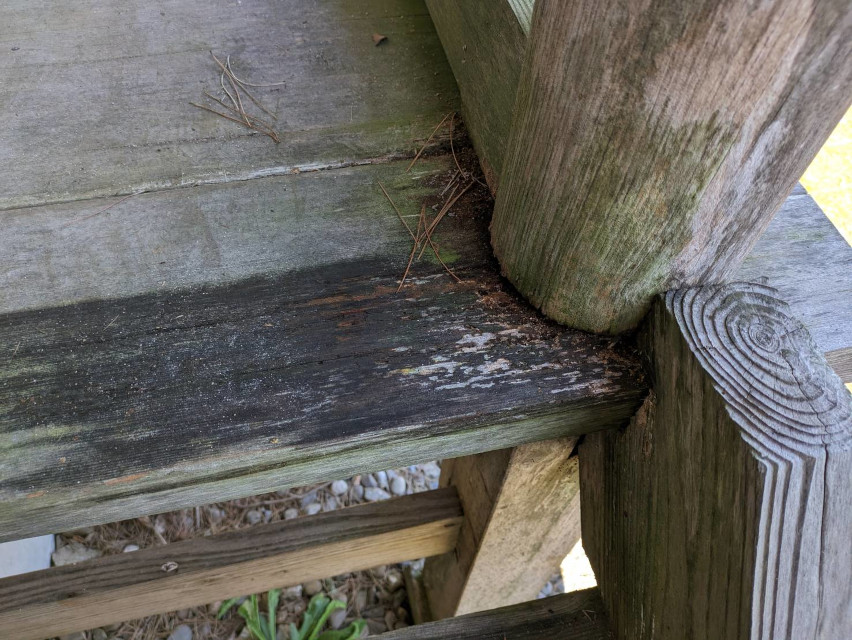 最近ご縁が有っての防神社様。　木製の手すりが傷んできたとの事にて、修理をご依頼頂きました。　根本に添えてある板もかなり傷んでおり、倒壊しないかご心配との事。