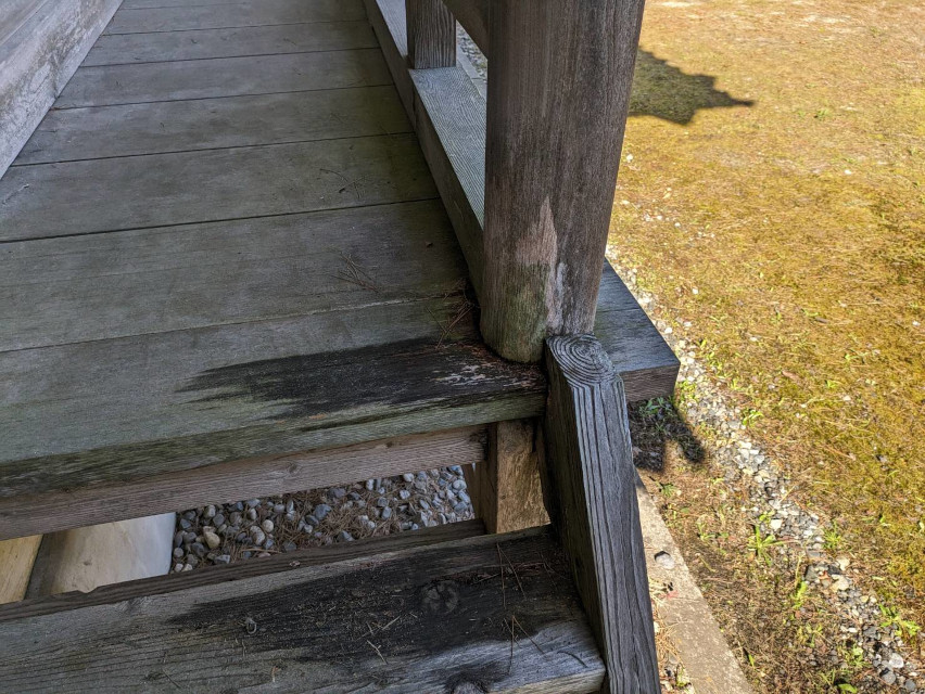 最近ご縁が有っての防神社様。　木製の手すりが傷んできたとの事にて、修理をご依頼頂きました。　腐食に因る傷みと、アリさんの活躍に因る傷みと、直さないとだめですね。