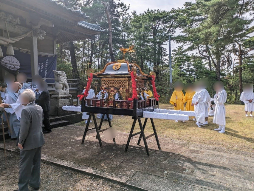 胎内市荒井浜「塩竃神社」のお祭り。　神輿もスタンバイ。