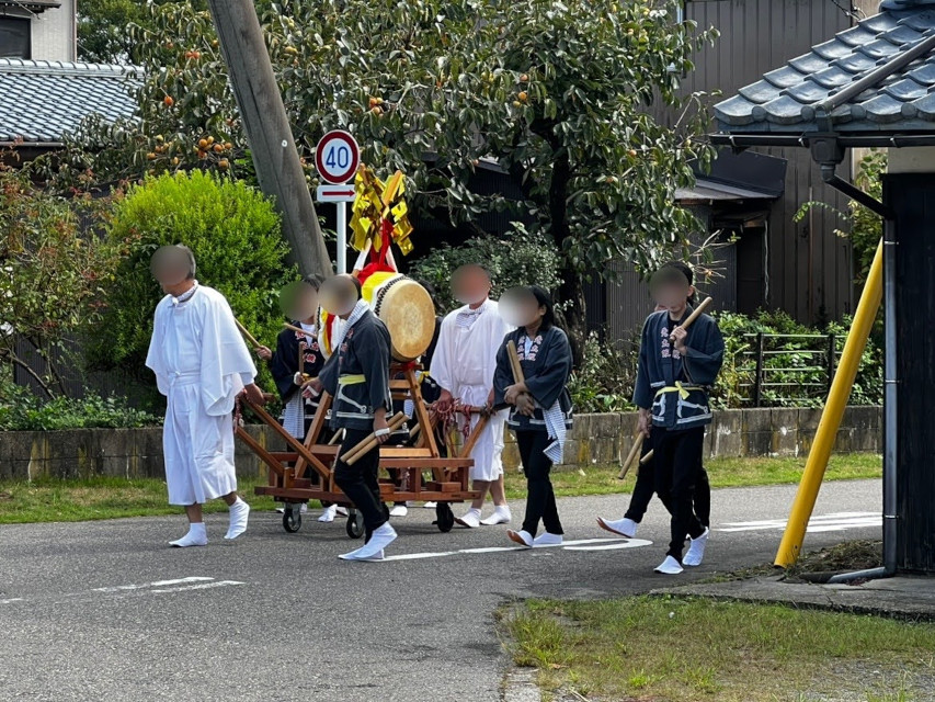 胎内市荒井浜「塩竃神社」のお祭り。　神輿に先立ち、太鼓が町内を巡ります。