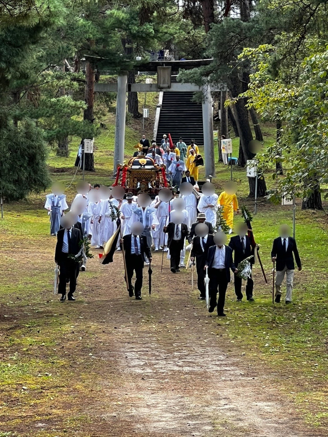 胎内市荒井浜「塩竃神社」のお祭り。　緑で美しい参道を、神輿は出発します。