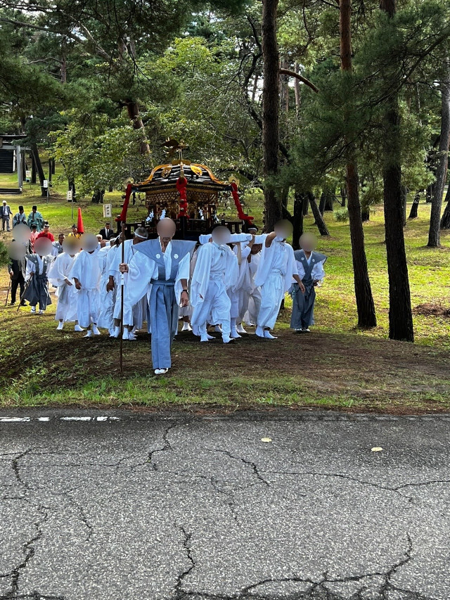 胎内市荒井浜「塩竃神社」のお祭り。　緑で美しい参道を抜け、この後は荒井浜地区を上通り・下通りと練り歩きます。