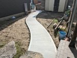 素敵な阿賀野川の散歩道に繋がるお庭からのアプローチ整備、コンクリートを敷いてほぼ完成です。