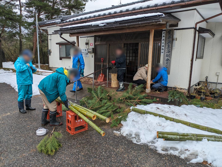 荒井浜地区の集落開発センターにて、門松作りをしました。