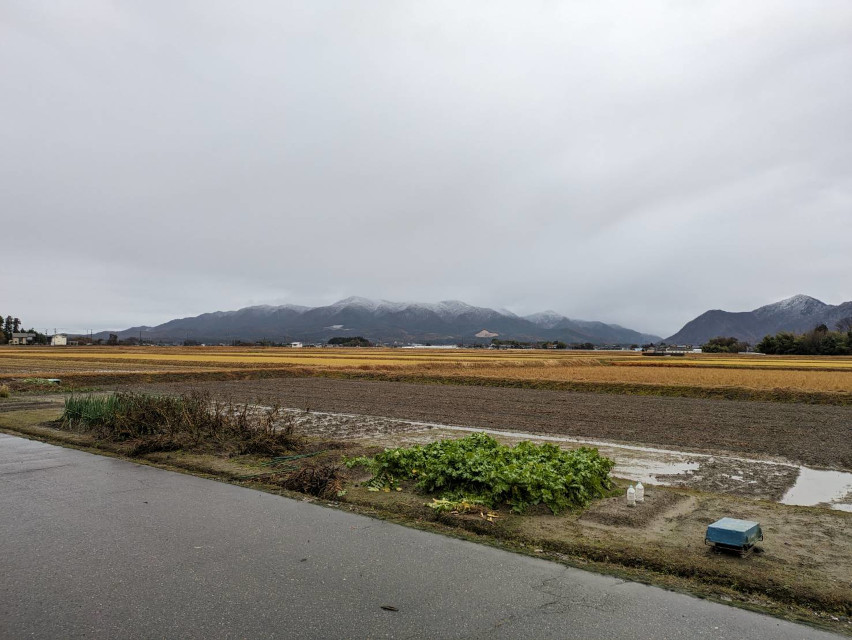 作業場から見える田園風景・・・山に雪がかかり、冬来たり