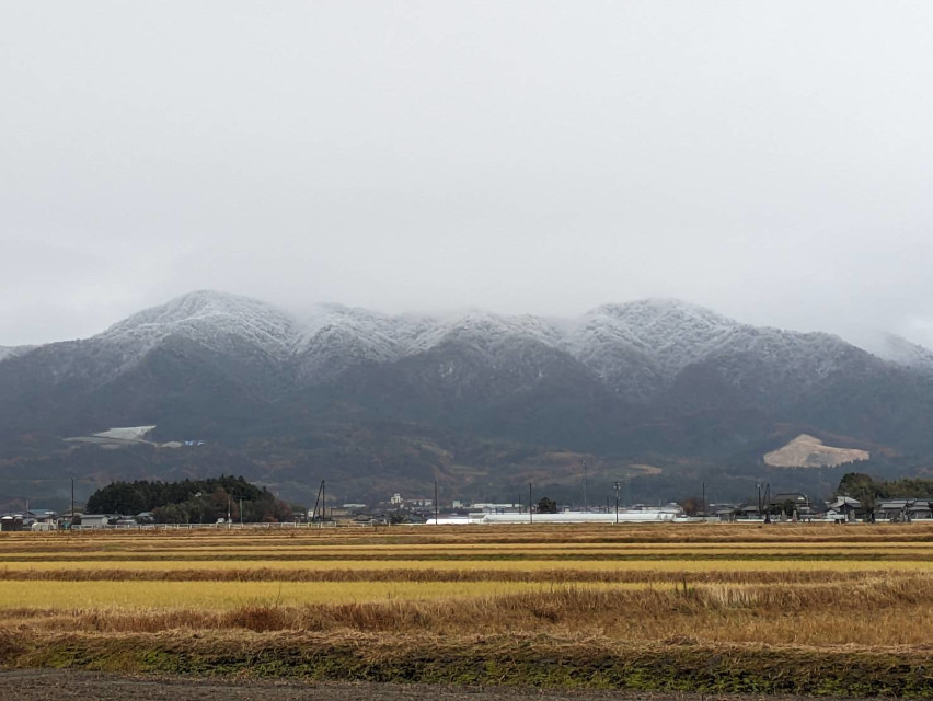 作業場から見える田園風景・・・山に雪がかかり、冬来たり　この山に雪が三回かかると町にも雪が来るそうです