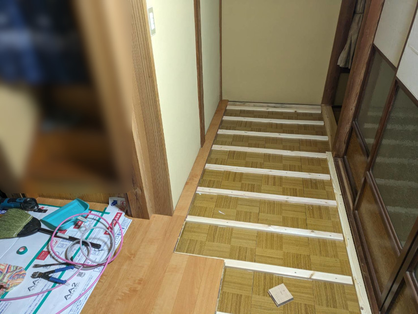 廊下の床張りをご依頼頂きました。材木にて嵩上げして部屋の床と高さを揃えてバリアフリーにします！