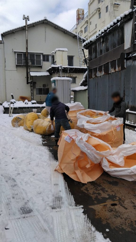 除去したアスベストは、その処理にも気を使います　先ずは除去したアスベストをその屋内にて一つ目の袋にパッキングして、さらに屋外で別のバッグにパッキング、二重の対策を打ちます