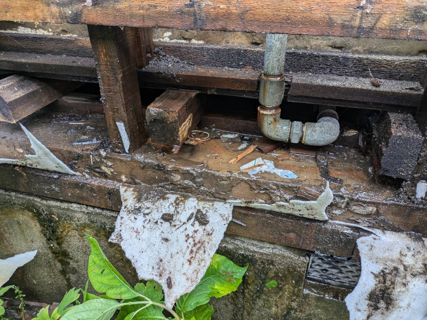 古い水道管の水漏れ修理です　