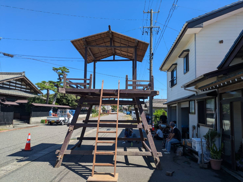 今日は集落の盆踊り大会です　午前中３時間弱を費やして組み上げた櫓　その下で一息つきました