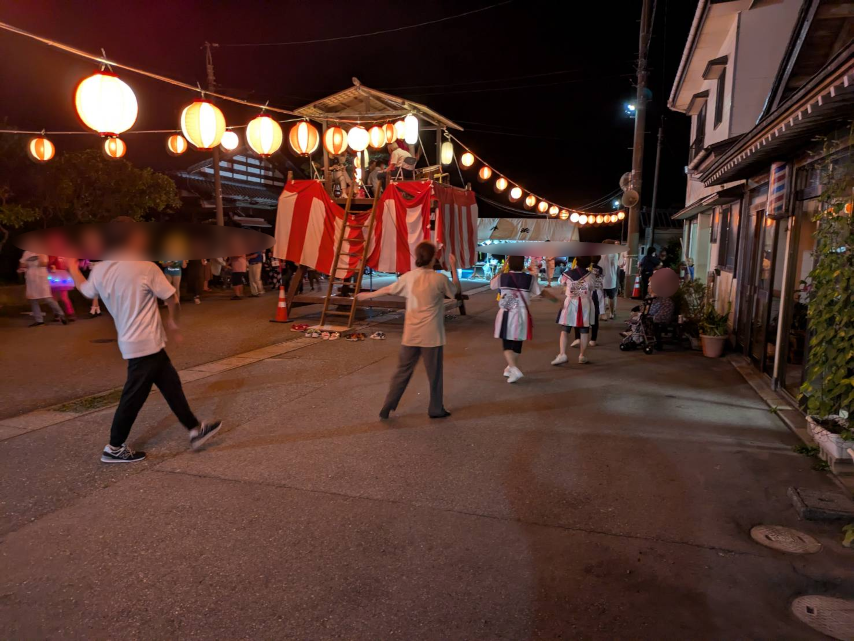 仮装盆踊り大会、思い思いの仮装をして、昔から伝わる個性的な踊りを舞います　仮装は評価されて商品が送られます　大いに盛り上がるところですね