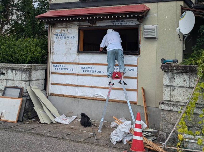 お部屋を店舗に改装するリフォームをご依頼頂きました　道路側からの作業風景です