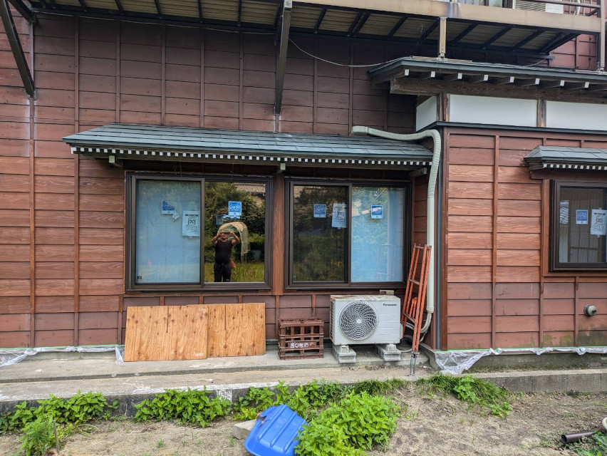 サッシ交換、季節がら雨の多い時期にて進捗が思わしくありませんでしたが、無事に完了いたしました