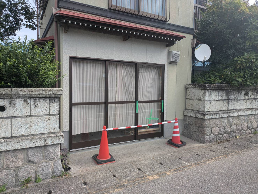 車庫を店舗に改装のご依頼です。店舗入り口は無事完成しました