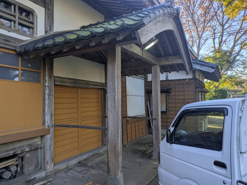 地区のお寺にて、冬囲いをしてきました。