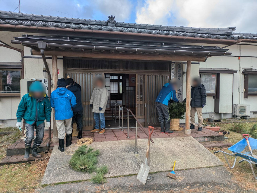 「門松」作り、ベテランさんが沢山集って、船頭さん多数で、ああのこうの・・・